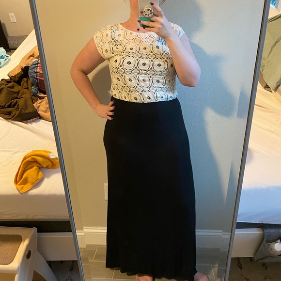 Lace maxi dress - Picture 2 of 5